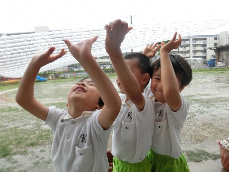 ５歳児　雨を感じながら遊んでいるところ